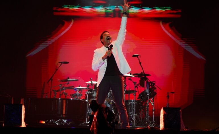 Lionel Richie se apresentou neste sábado (13) no festival Th
