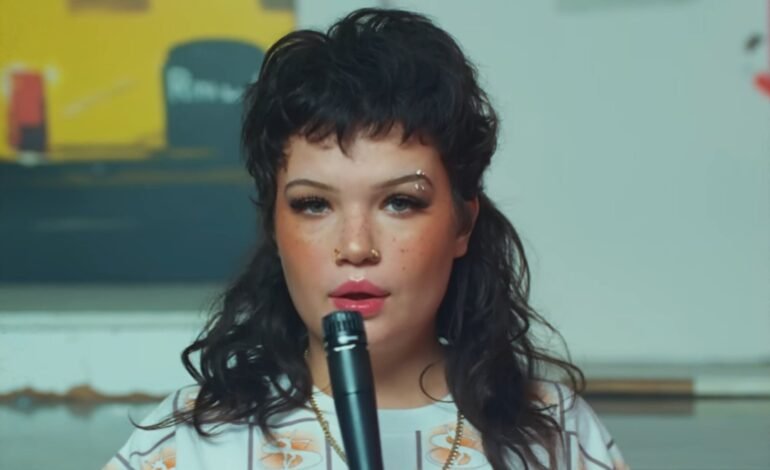A cantora britânica Lola Young cancelou todos os