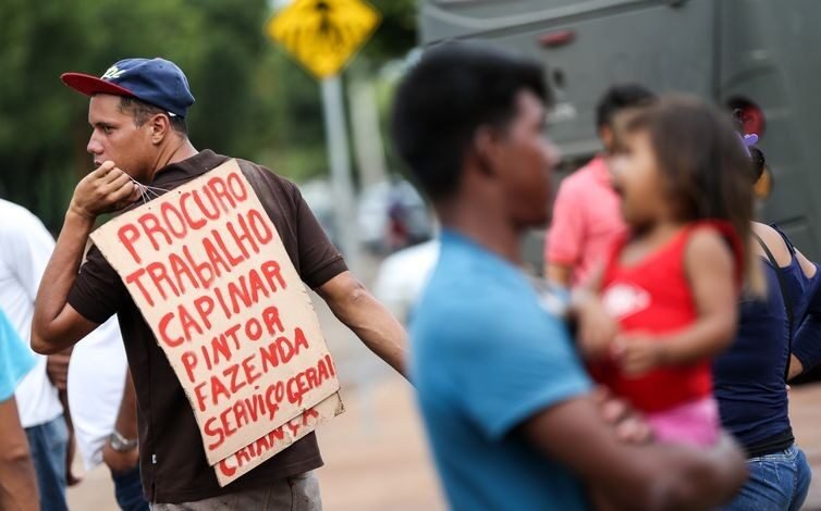 Mais de 1,2 milhão de brasileiros estão há dois anos