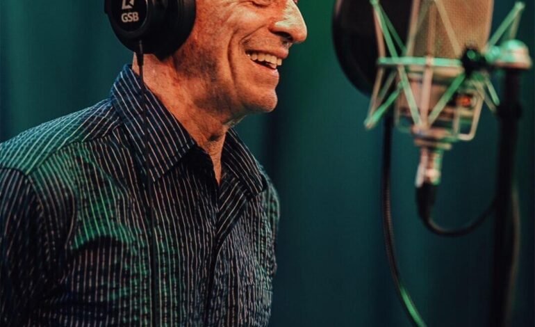 Ney Matogrosso grava o samba-enredo ‘Camaleônico’ em estúdio