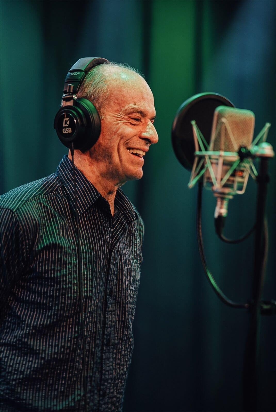 Ney Matogrosso grava o samba-enredo ‘Camaleônico’ em estúdio