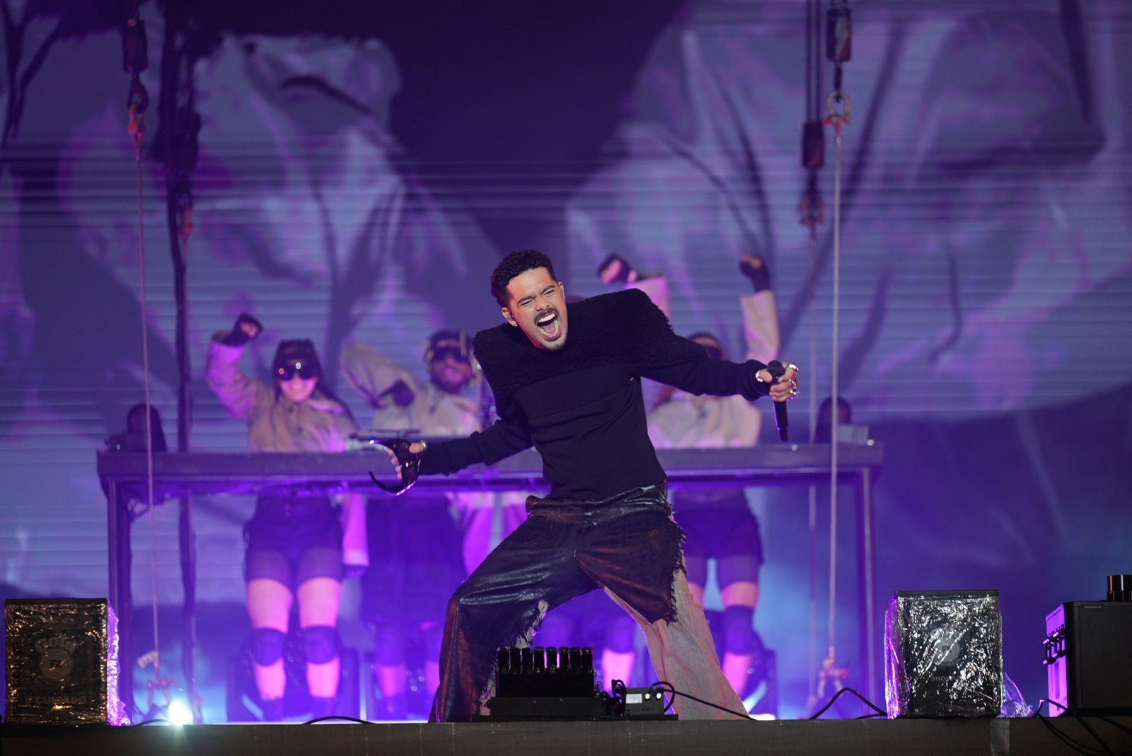 Pedro Sampaio realizou nesta sexta-feira (12) o show