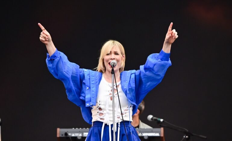 Natasha Bedingfield se apresentou no palco Skyline durante