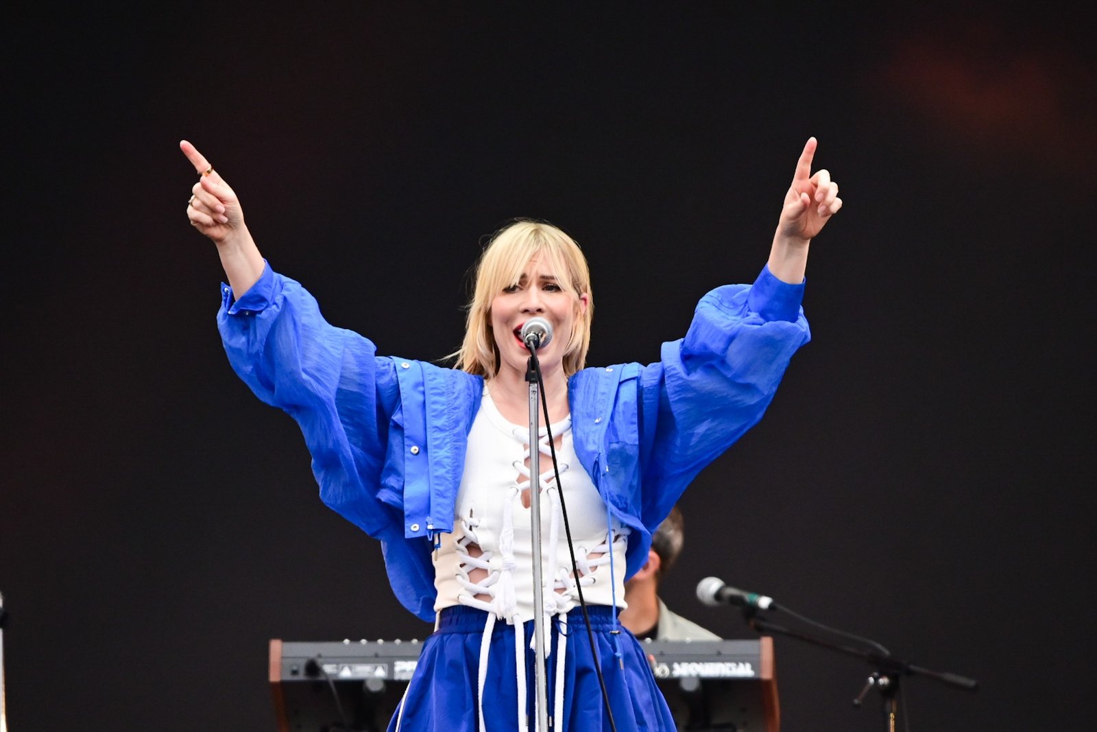Natasha Bedingfield se apresentou no palco Skyline durante