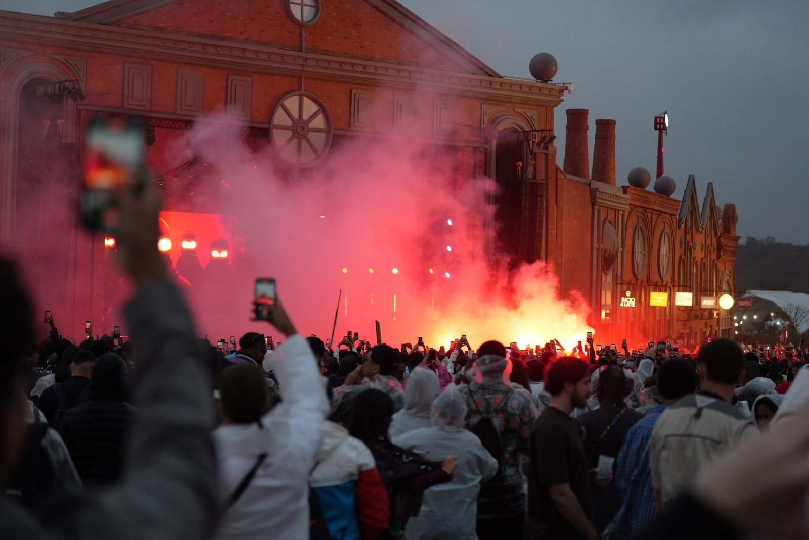 Fãs apresentam sinalizadores no festival the town em são pau