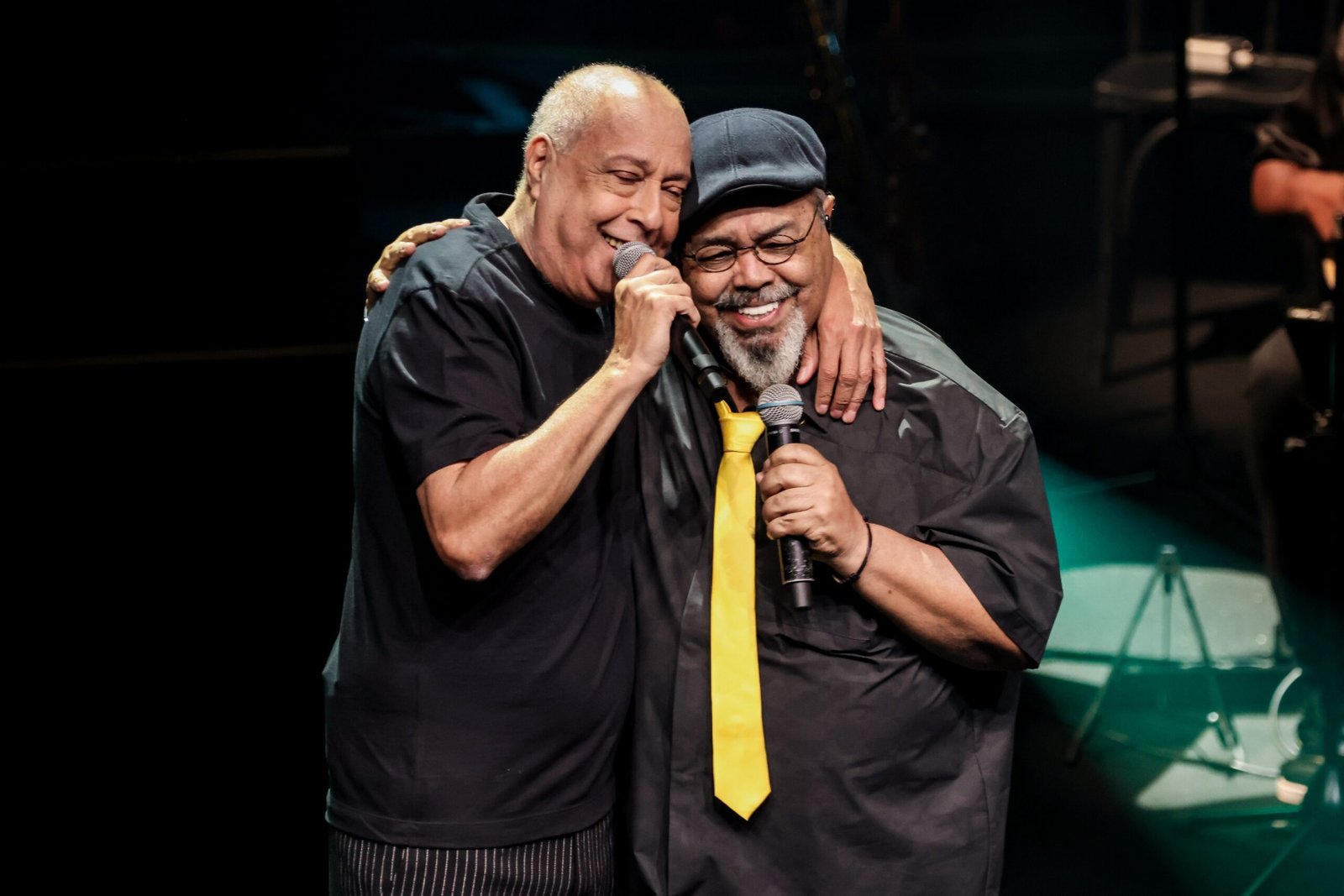 Sombrinha (à esquerda) e Jorge Aragão cantam ‘Marcas no leit