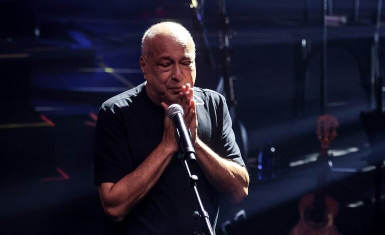 Sombrinha chora em homenagem a arlindo cruz durante gravação