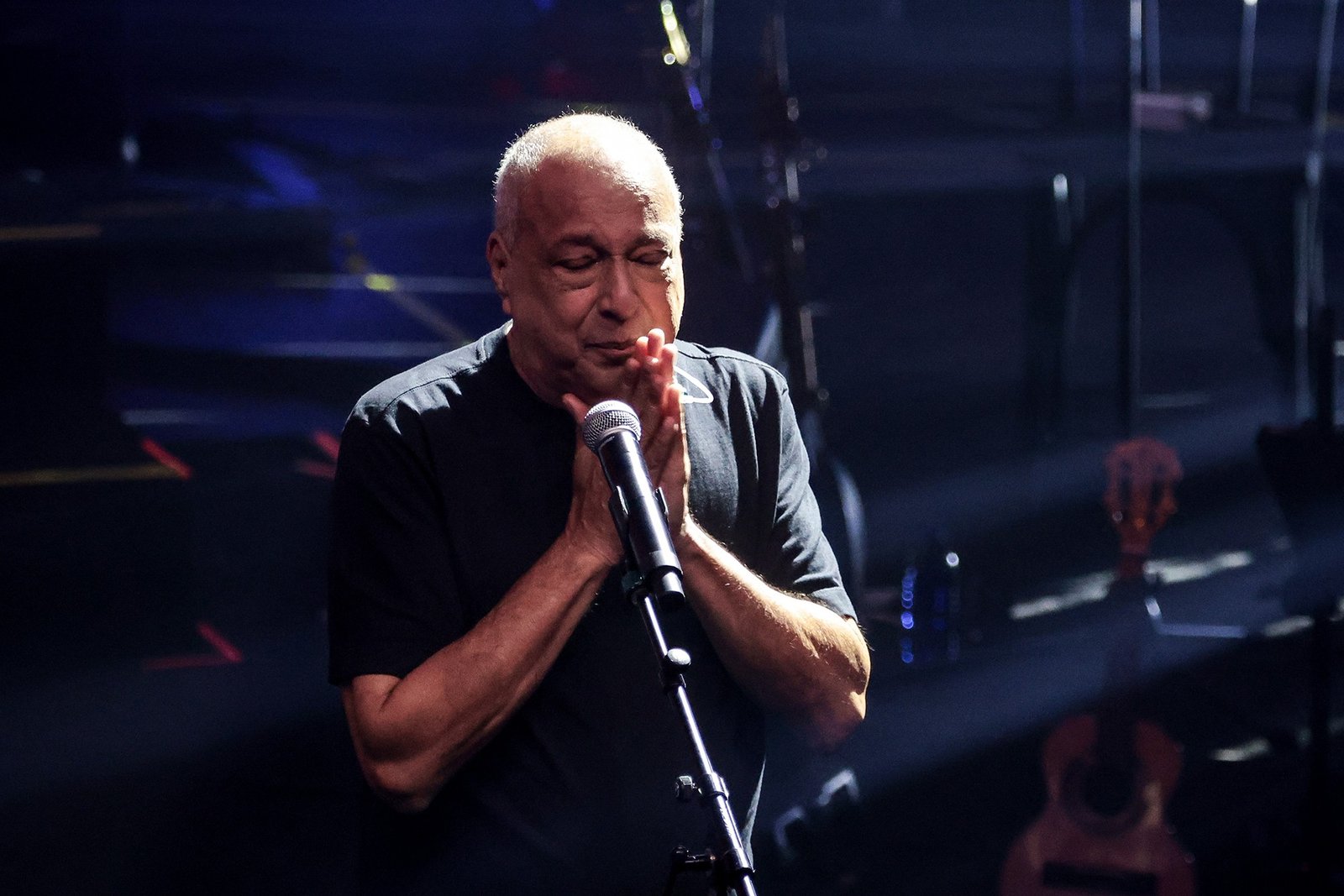 Sombrinha chora em homenagem a arlindo cruz durante gravação