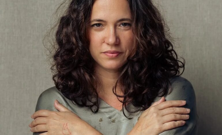 A cantora Tiê lançou na sexta-feira (19) o álbum ao