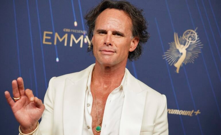 Artistas chegaram ao tapete vermelho do Emmy 2025
