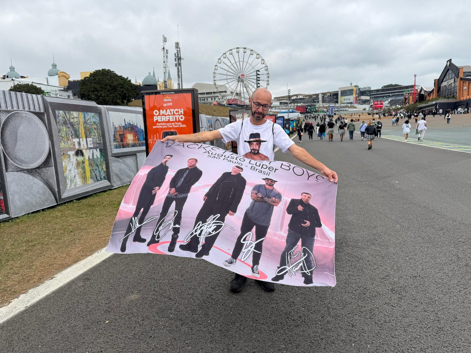 O escritor Augusto Luper levou uma bandeira do