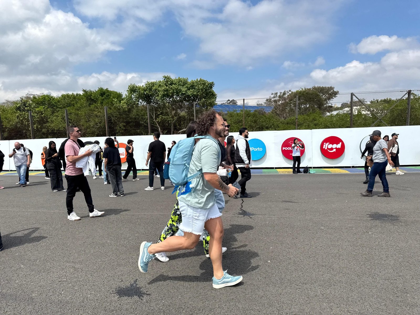 O público manteve a animação no quarto dia do festival