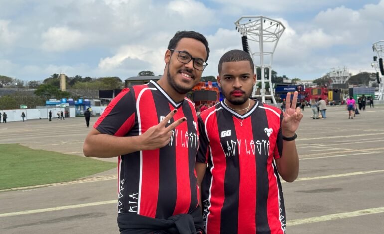 Fãs de Gloria Groove vestiram camisas de time