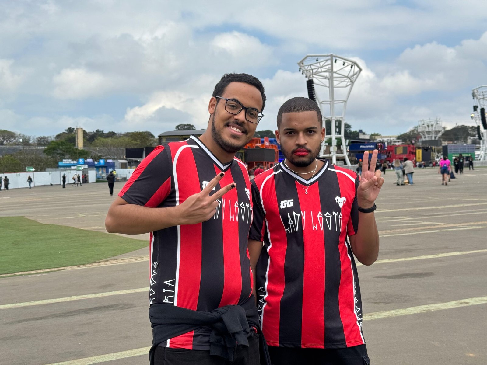 Fãs de Gloria Groove vestiram camisas de time