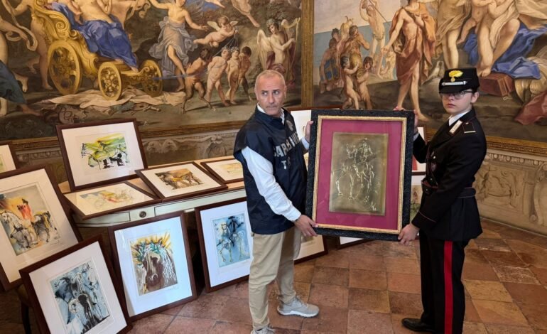 Policiais italianos seguram obra supostamente falsa em expos