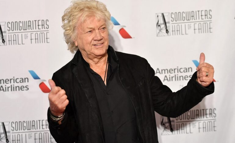 John Lodge, vocalista, baixista e compositor da banda britân