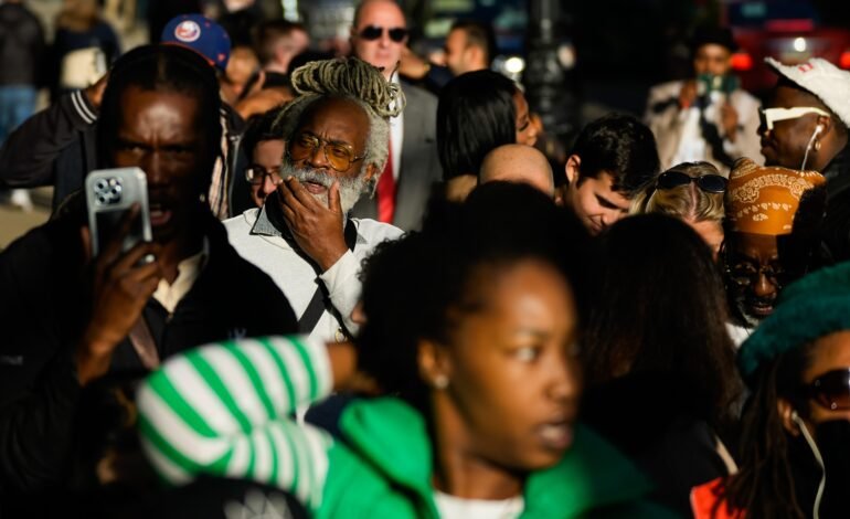 Dezenas de pessoas se reuniram nesta sexta-feira (3)