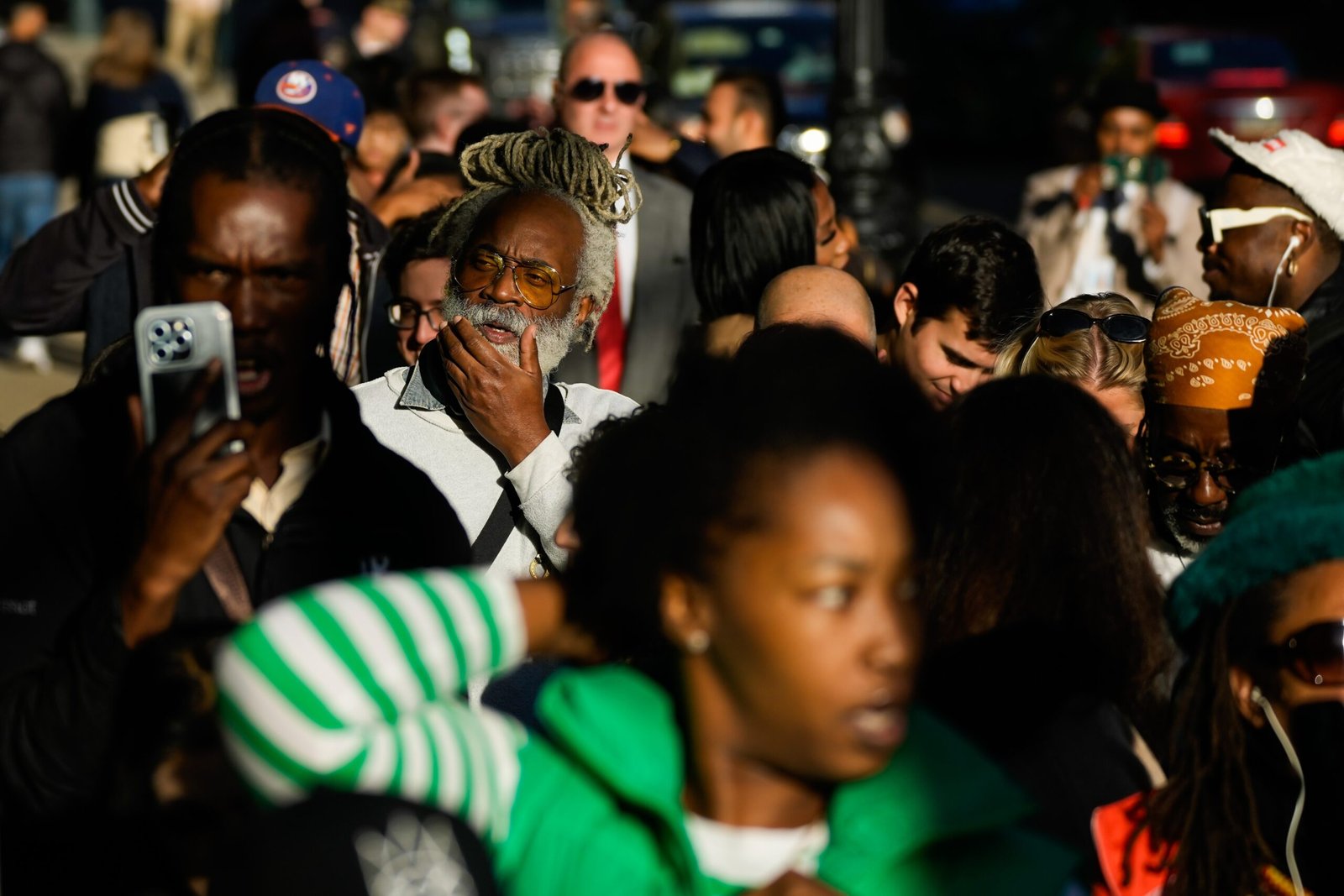 Dezenas de pessoas se reuniram nesta sexta-feira (3)