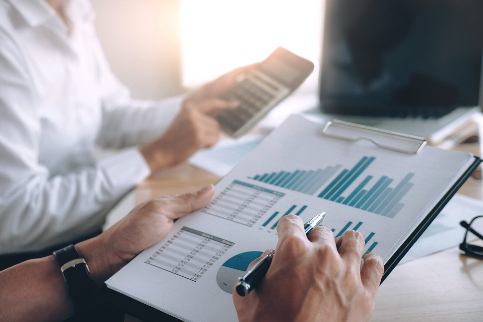 Dólar fecha abaixo de R$ 5,30 e Ibovespa bate novo