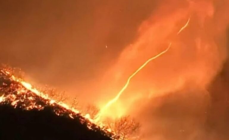 Incêndio em Palisades gera rajada de fogo BBC