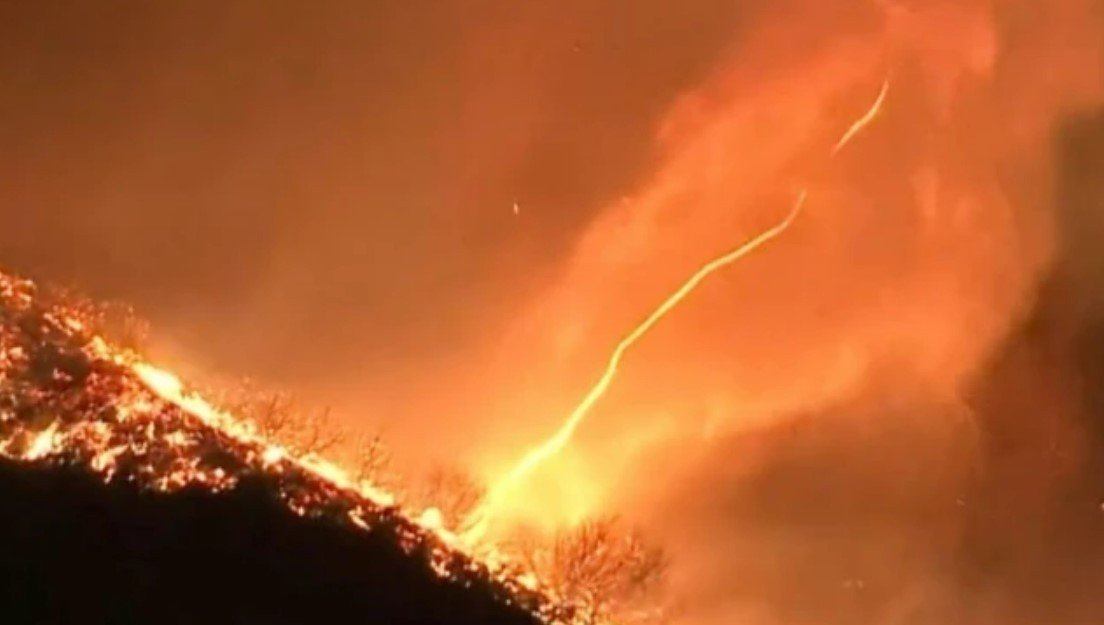 Incêndio em Palisades gera rajada de fogo BBC