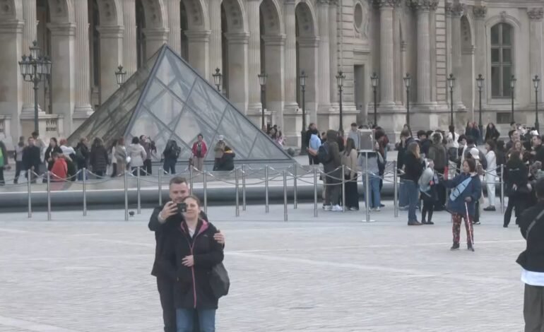 O Museu do Louvre reabriu ao público nesta quarta-feira (22)