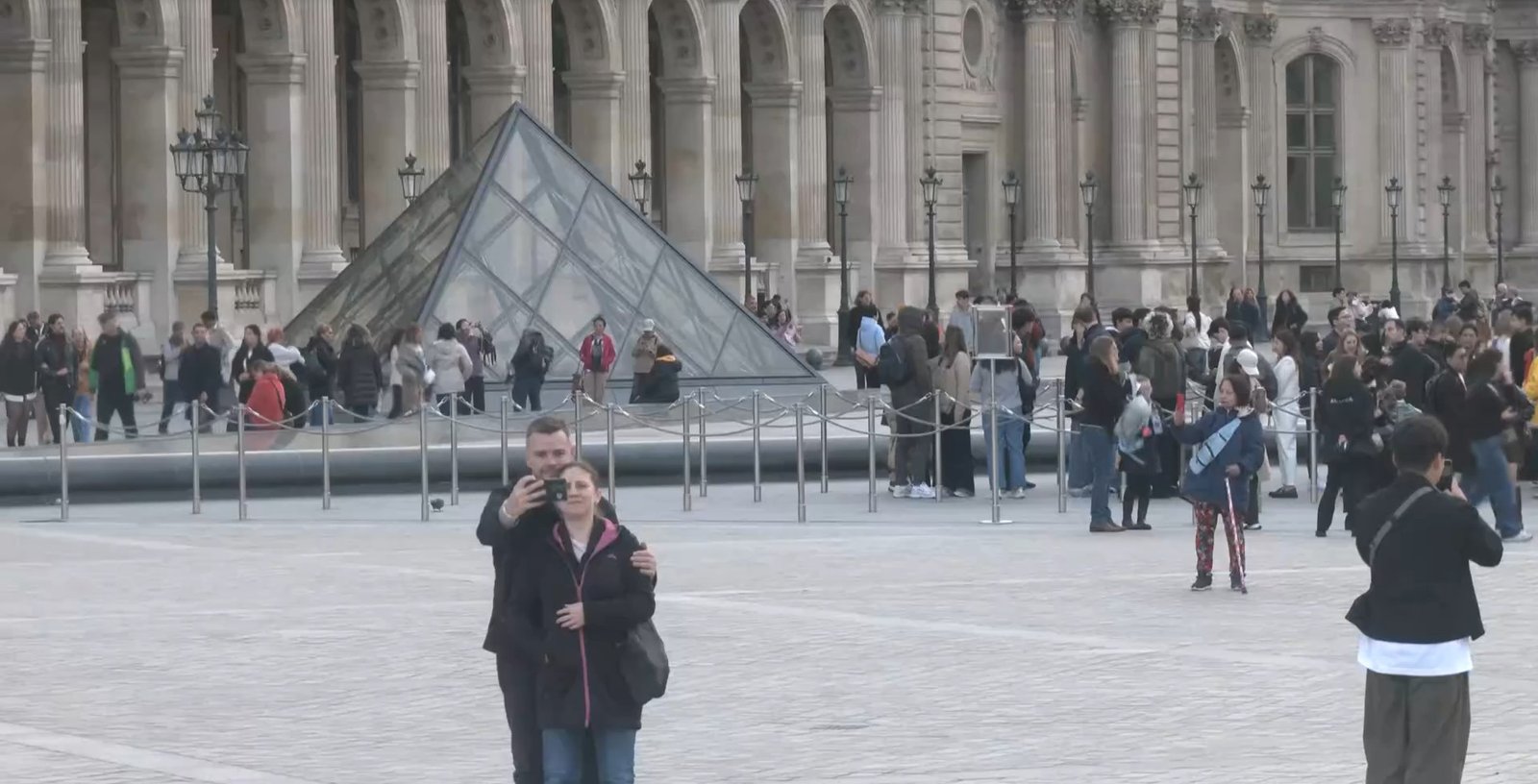 O Museu do Louvre reabriu ao público nesta quarta-feira (22)