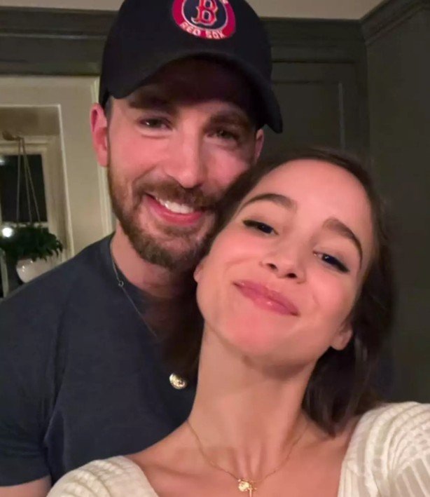 O ator Chris Evans e a atriz Alba Baptista tiveram