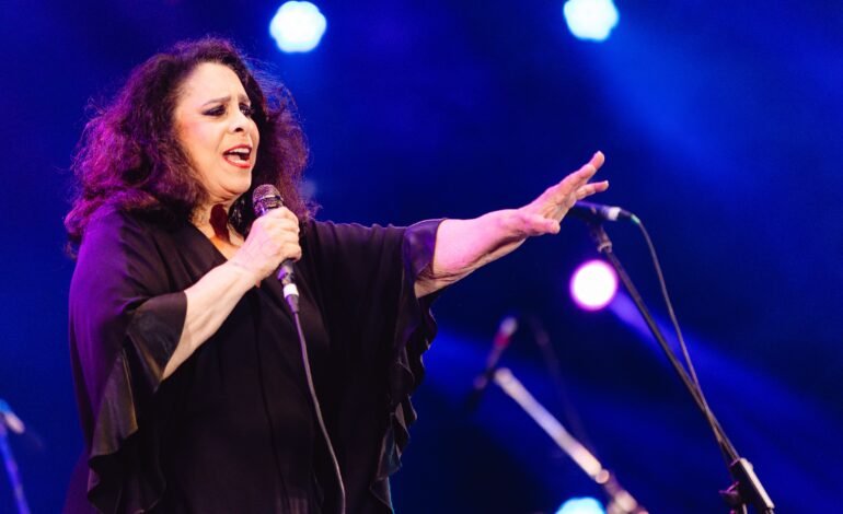 Gal Costa (1945 – 2022) no palco do Memorial da