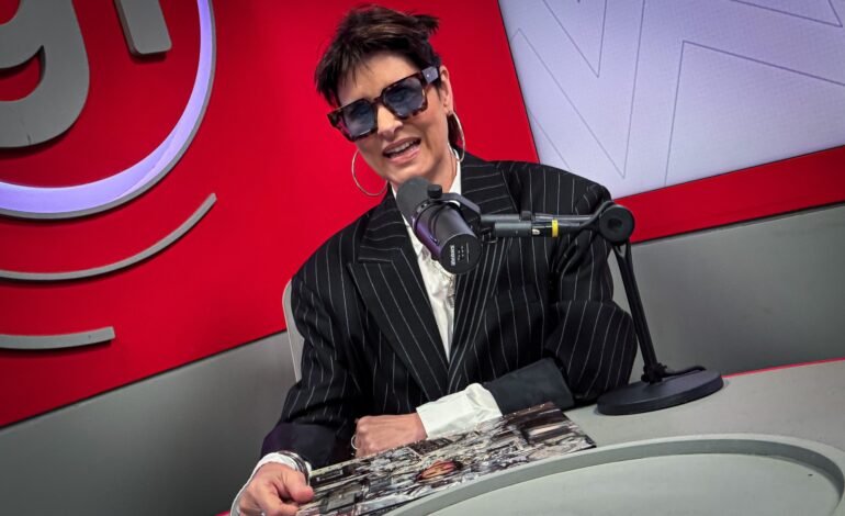 A cantora Fernanda Abreu celebra 35 anos de