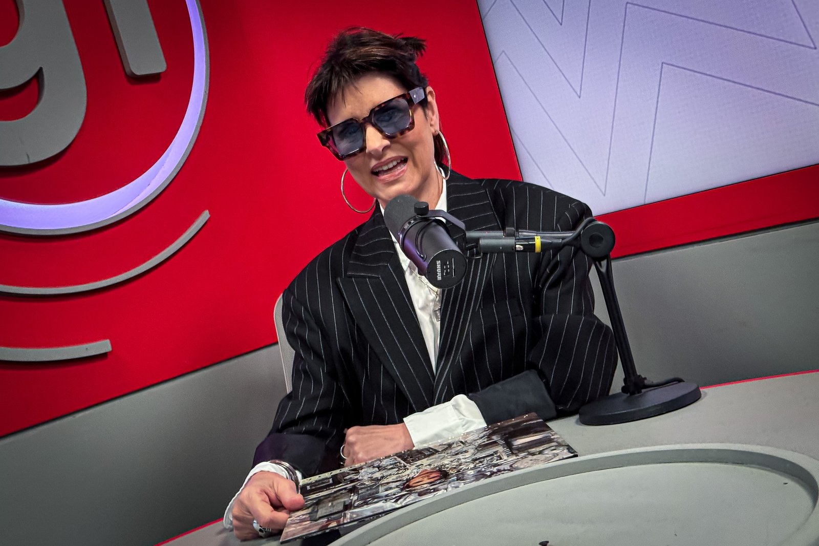 A cantora Fernanda Abreu celebra 35 anos de