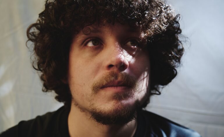 Chico chico lança álbum let it burn com 20 faixas que consol