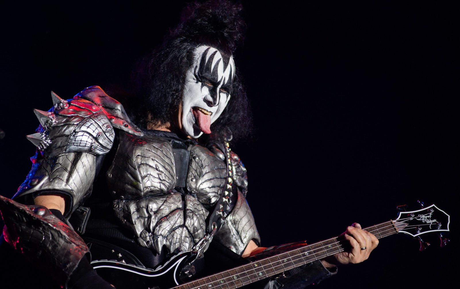 Gene Simmons, baixista da banda Kiss, se envolveu