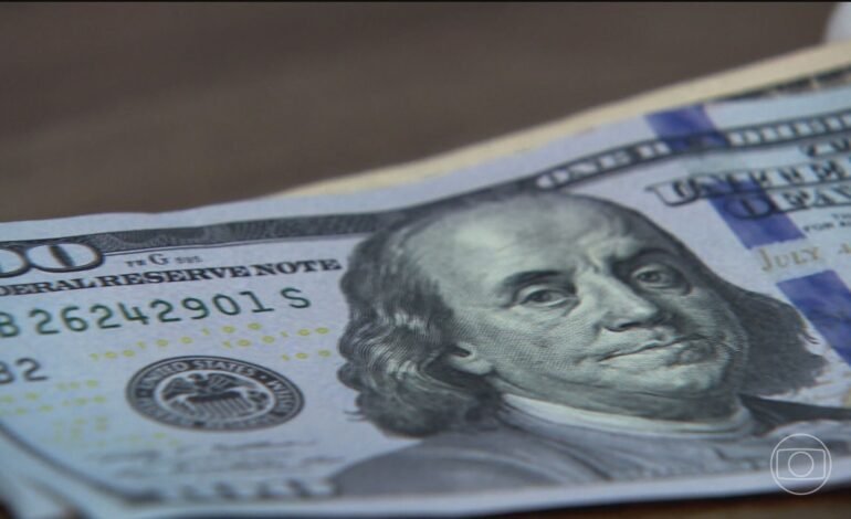 O dólar abriu em alta nesta quinta-feira (30), cotado a