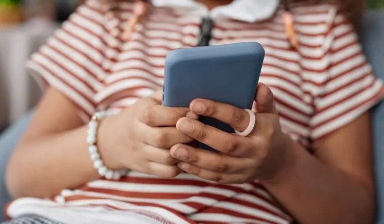 A plataforma de inteligência artificial Character.AI anuncio