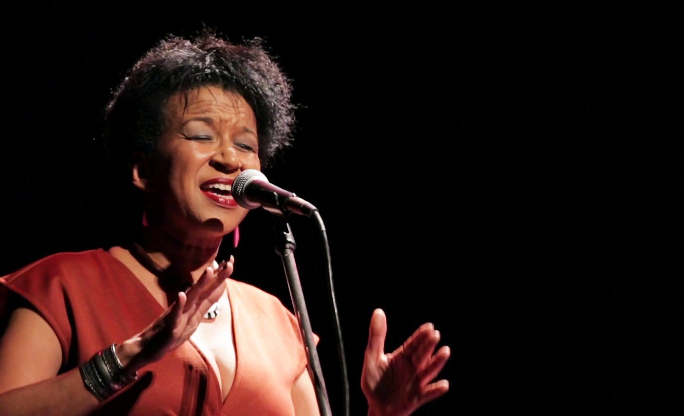 A cantora Juçara Marçal lança nesta sexta-feira (24)