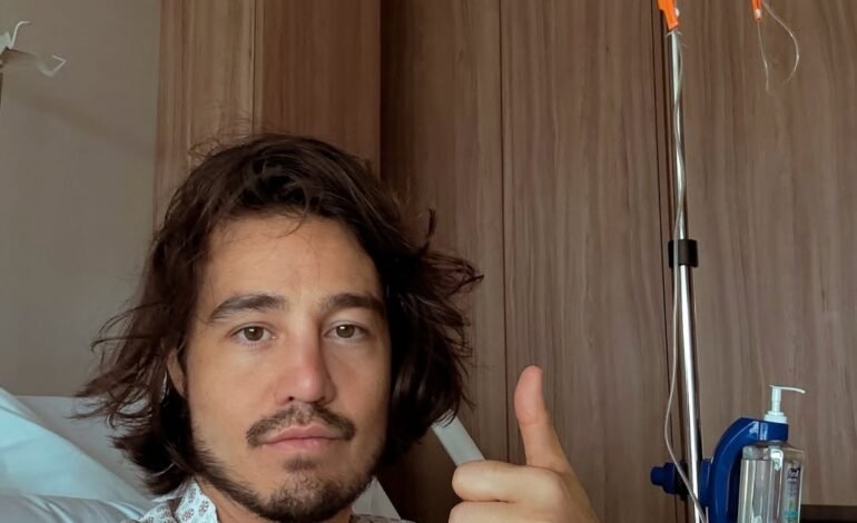 O cantor Tiago Iorc foi internado no último