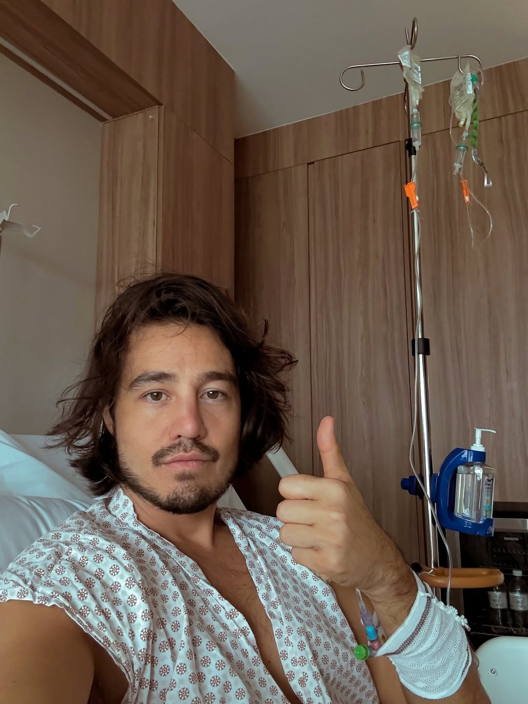 O cantor Tiago Iorc foi internado no último