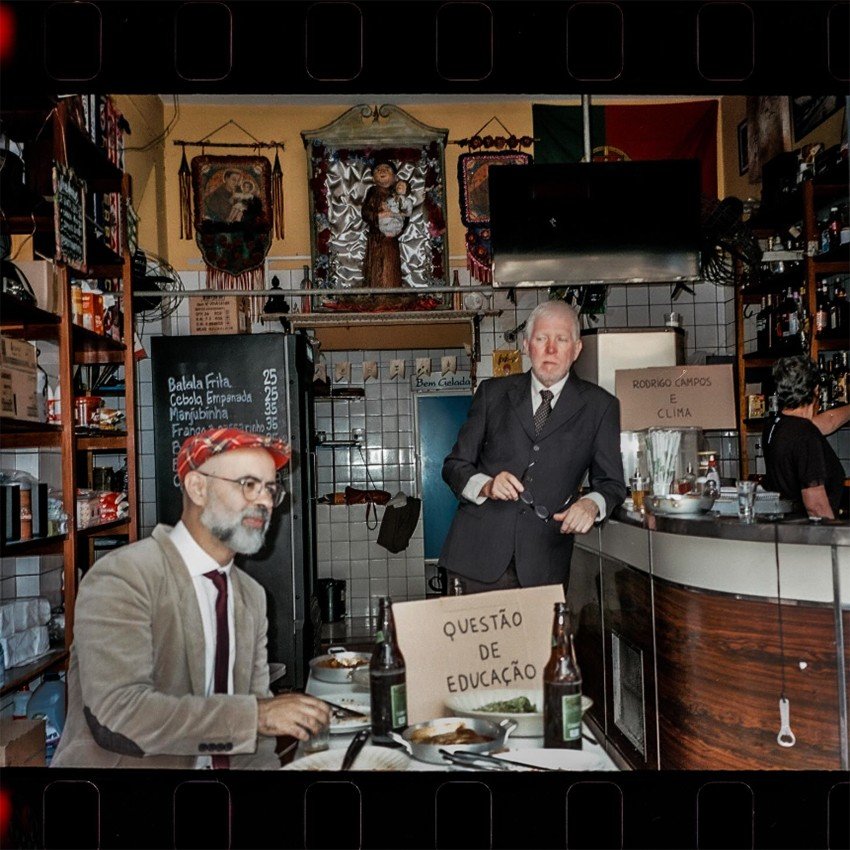 O cantor e compositor Rodrigo Campos lança em