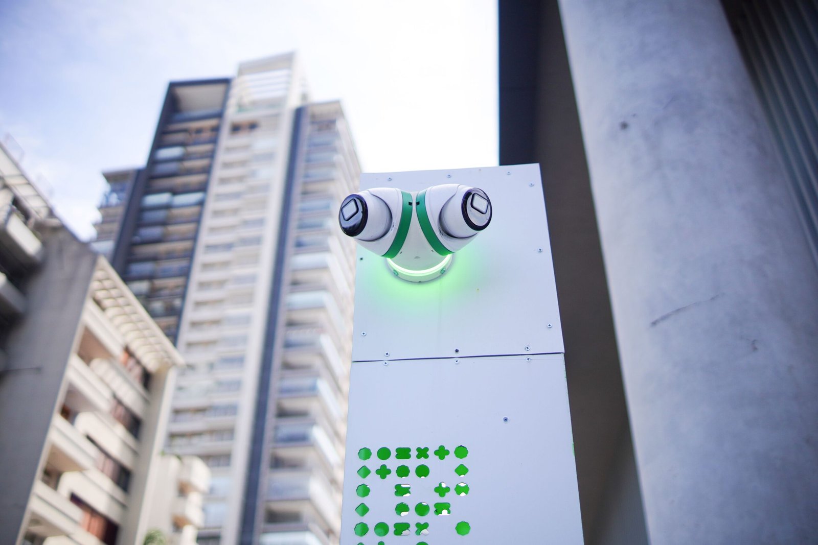 Torres com câmeras de vigilância têm se espalhado