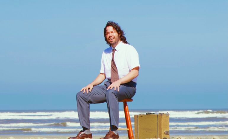 O vocalista e guitarrista da banda Maglore, Teago