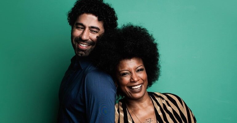 A cantora Thalma de Freitas e o baterista Vitor Cabral