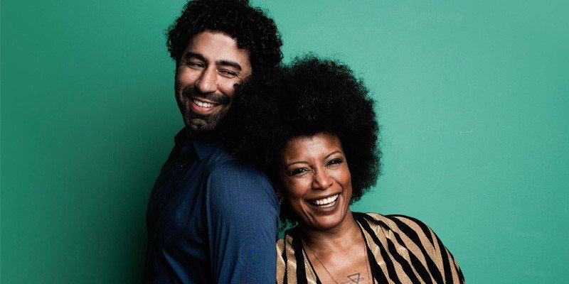 A cantora Thalma de Freitas e o baterista Vitor Cabral