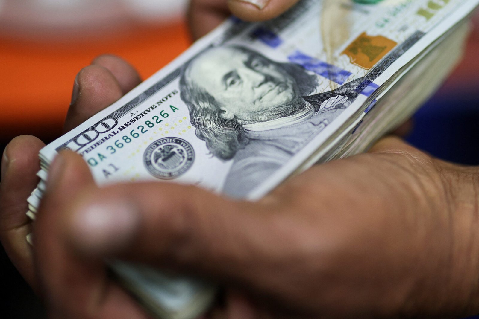O dólar iniciou a sessão desta sexta-feira (28)