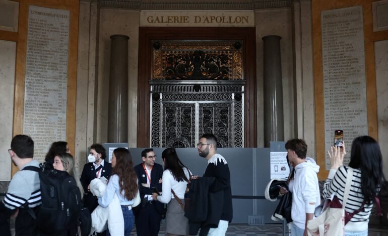 O Museu do Louvre, em Paris, anunciou a instalação de