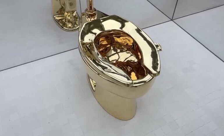 Um vaso sanitário de ouro 18 quilates foi vendido por