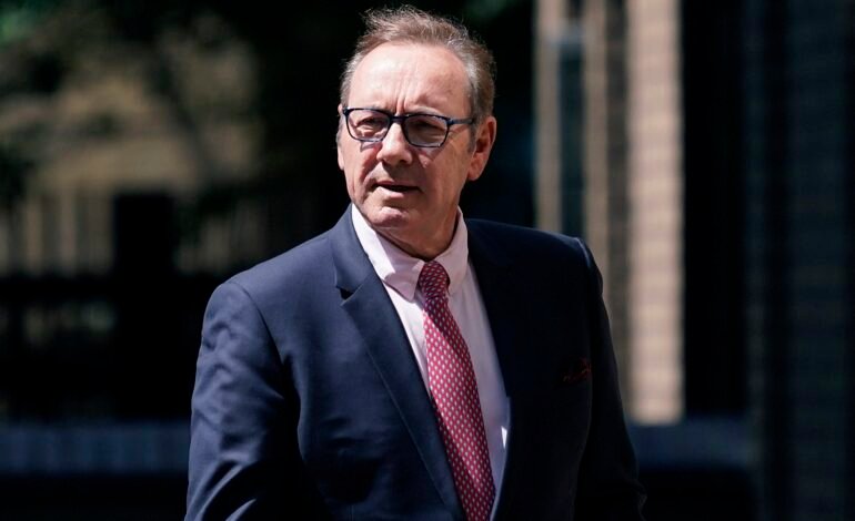 O ator Kevin Spacey afirmou estar endividado e