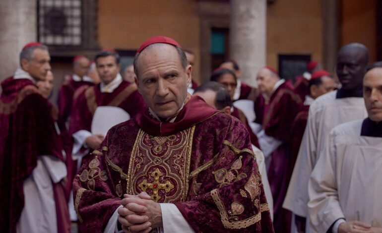 Artistas como rosalía e madonna utilizam símbolos católicos