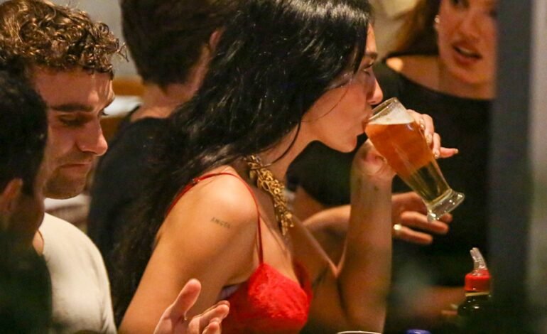 A cantora britânica Dua Lipa tomou chope no