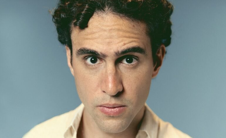 O cantor e compositor Zeca Veloso lançou, em